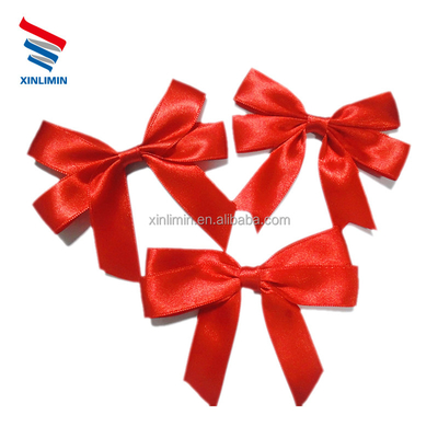 L'arc de ruban de satin rouge artisanal pour l'emballage de cadeaux B2B élève votre jeu de présentation
