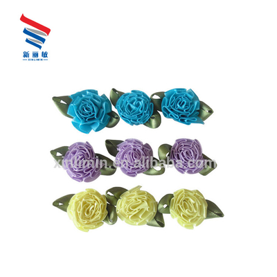 Un seul visage style de ruban satiné coloré roses fleur arc Décoration de mariage durable