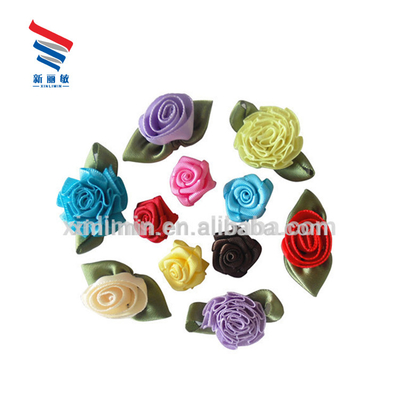 Un seul visage style de ruban satiné coloré roses fleur arc Décoration de mariage durable