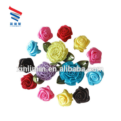 Un seul visage style de ruban satiné coloré roses fleur arc Décoration de mariage durable