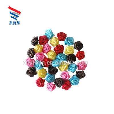 Un seul visage style de ruban satiné coloré roses fleur arc Décoration de mariage durable