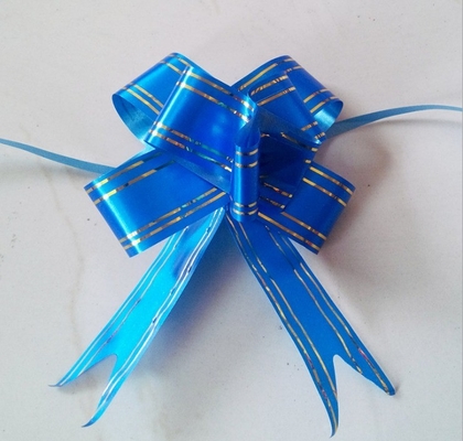 L'arc métallique à lignes dorées est un ajout parfait à la décoration de votre fête de mariage.
