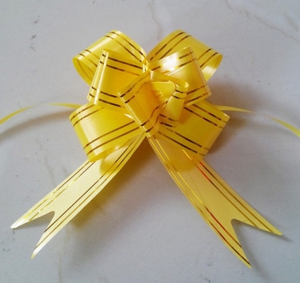 L'arc métallique à lignes dorées est un ajout parfait à la décoration de votre fête de mariage.