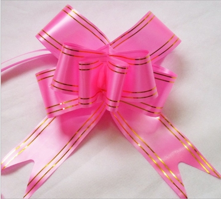L'arc métallique à lignes dorées est un ajout parfait à la décoration de votre fête de mariage.