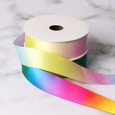 Ruban satiné en polyester de 3 mm à 100 mm aux couleurs vives pour le style et le tissu à face unique
