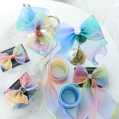 Gradient Curling Wave Edge Tissu satiné arc-en-ciel artisanal fleurs de ruban à courroie de cheveux pour enfants
