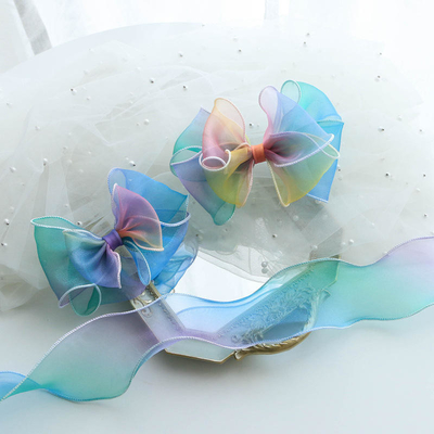 Gradient Curling Wave Edge Tissu satiné arc-en-ciel artisanal fleurs de ruban à courroie de cheveux pour enfants