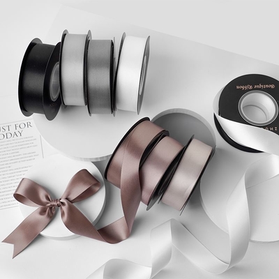 Le ruban cadeau personnalisé de la Saint Valentin est imprimé sur mesure avec le logo.