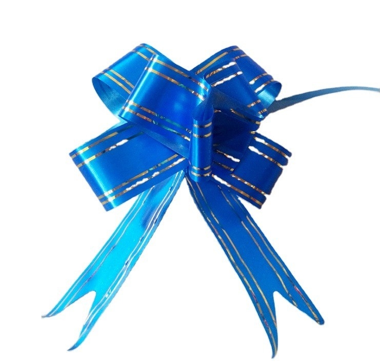 L'emballage de cadeaux de Noël avec ruban à cordes en PP