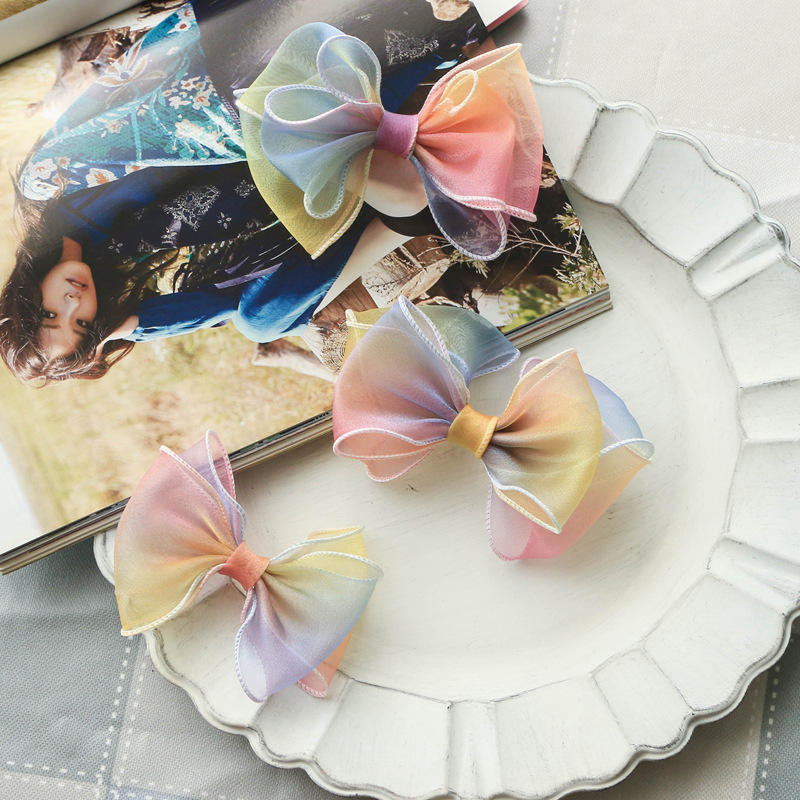 Gradient Curling Wave Edge Tissu satiné arc-en-ciel artisanal fleurs de ruban à courroie de cheveux pour enfants